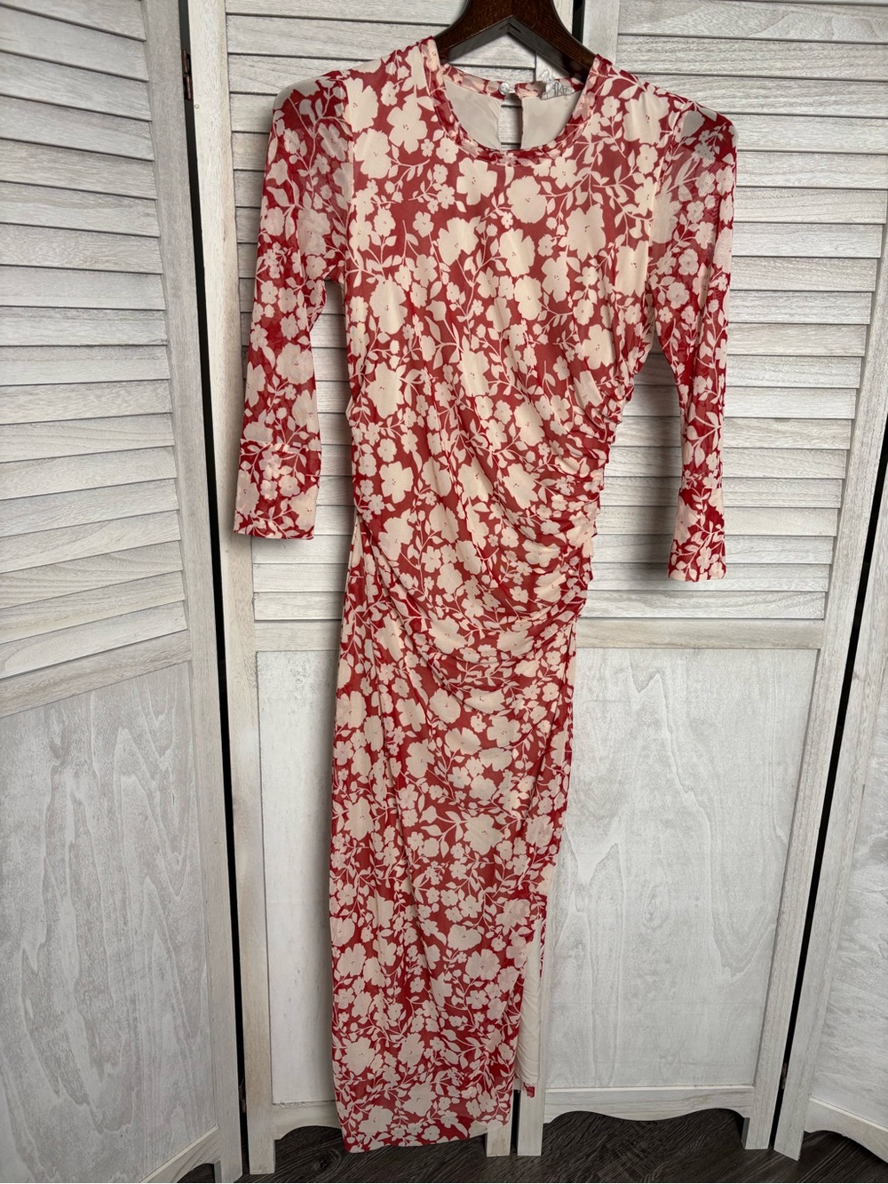 Red & cream fitted floral mesh midi dress w/slit szS